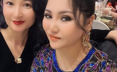 被十几个男人扒开腿猛戳图片